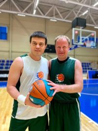 Губернатор Виктор Томенко сыграл в баскетбол с коллегами из Красноярского края