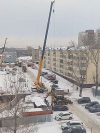 Жильцы новостройки в центре Барнаула пожаловались на захват земли и опасные раскопки