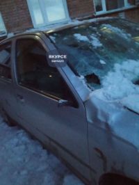 Баня все поправит: в Барнауле на несколько машин свалились ледяные глыбы