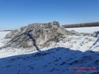 Уже подтаявшая куча снега на набережной