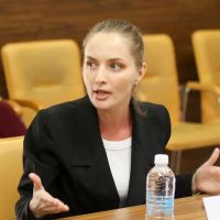 «Мы окружены матерщиной»: два поколения поспорили о «вирусе сквернословия» среди молодежи