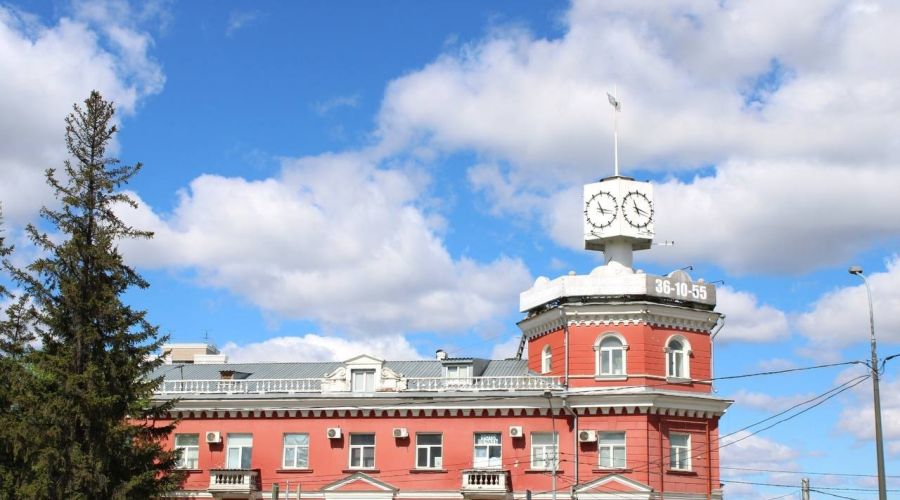 Часы на здании на проспекте Строителей, 22