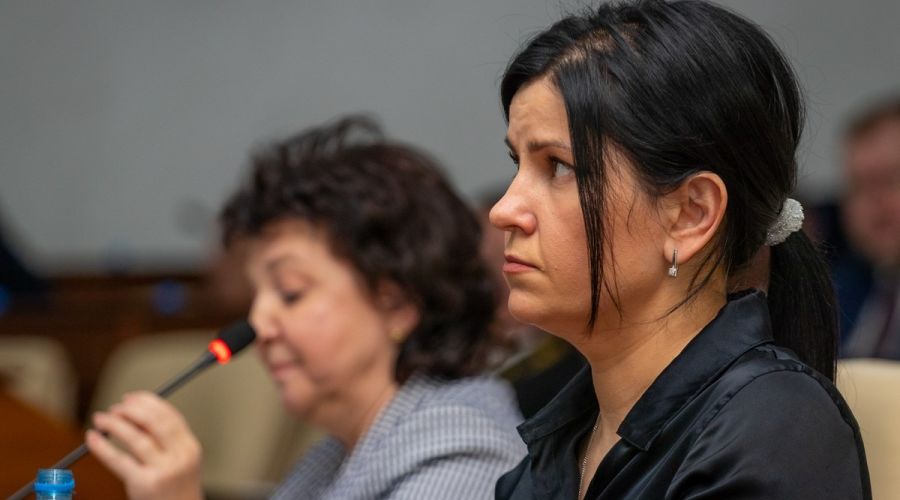 Мария Прусакова и Анжелика Глазкова (на заднем плане) на сессии АКЗС