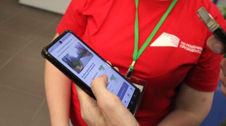 Волонтеры помогают в проведении голосования по выбору общественной территории Барнаула для благоустройства