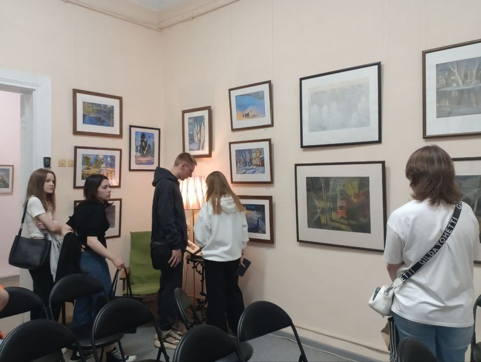 На выставке Анны Полторыхиной "Барнаул каждый день"