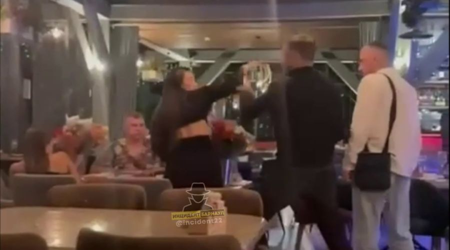 Злоумышленник разбивает стакан об лицо девушки в Белокурихе