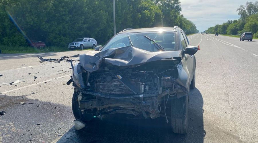 Автомобиль после столкновения на Чуйском тракте