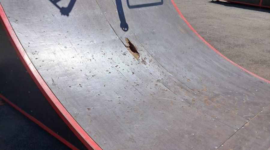 Горка с дыркой в скетпарке в парке «Юбилейный»