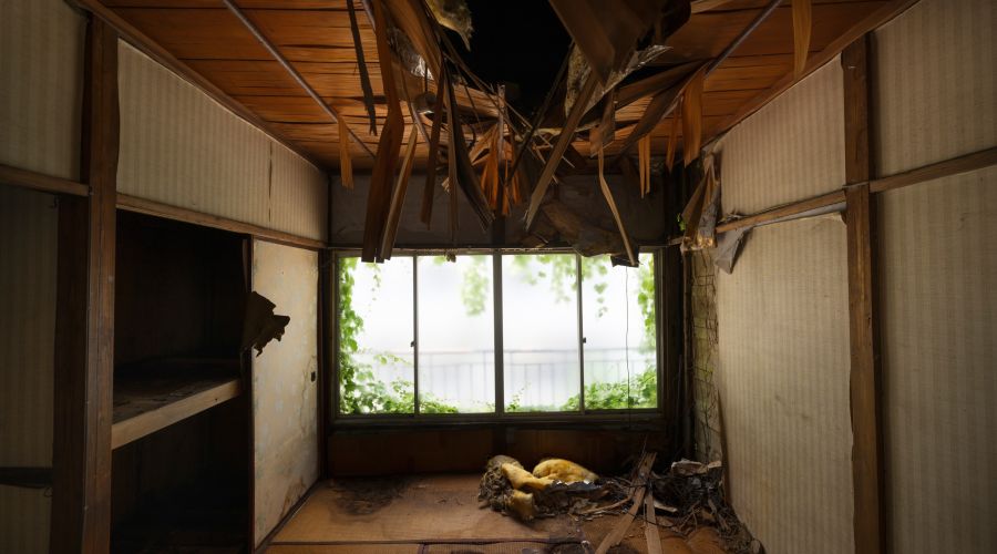 Дом с обрушившимся потолком