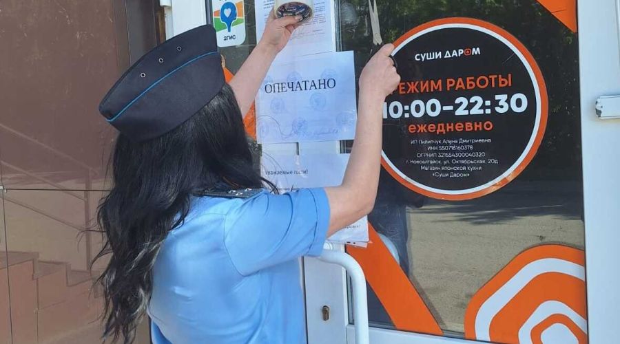 Судебный пристав опечатывает здание суши-бара «Суши даром»