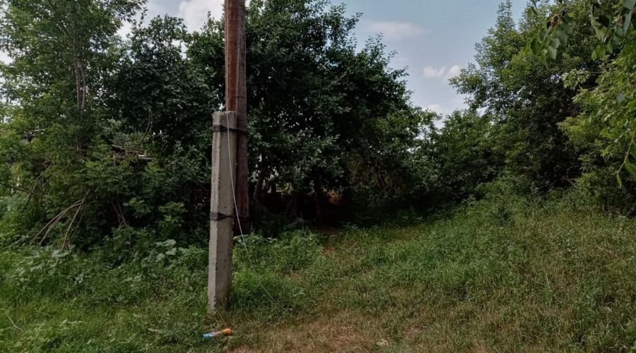 Поврежденный провод ЛЭП, от которого погиб мальчик в Алейском районе