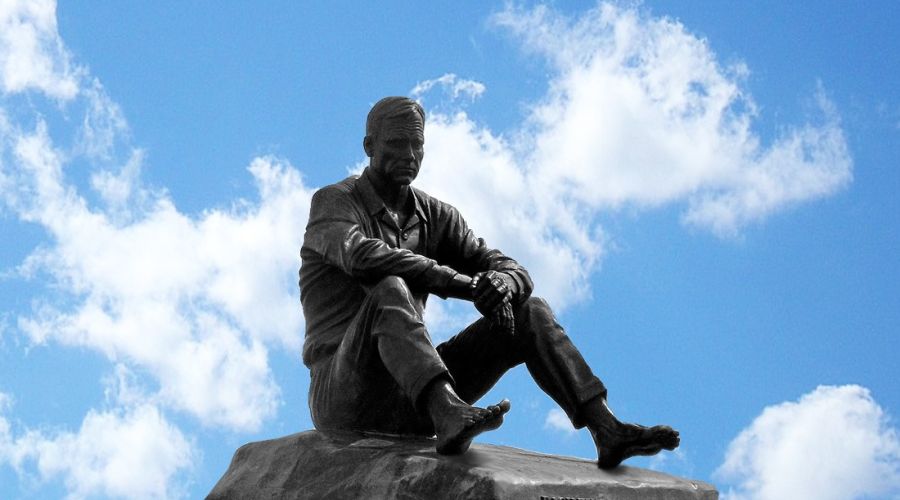 Памятник В.М. Шукшину на горе Пикет 