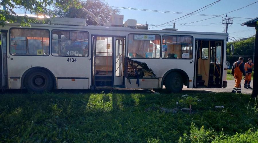 Поврежденный троллейбус