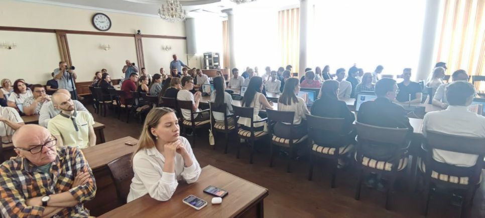 Студенты АлтГУ внимательно слушали выступления представителя МИД РФ