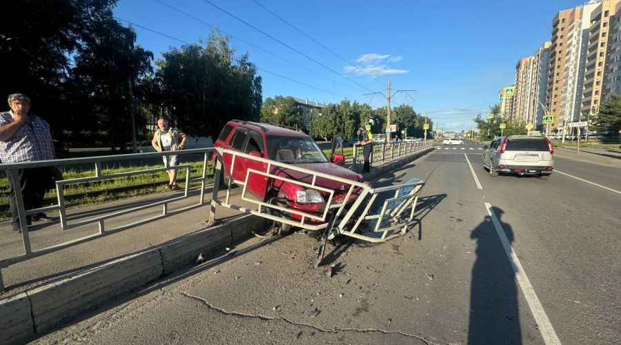Авария по улице Антона Петрова в Барнауле