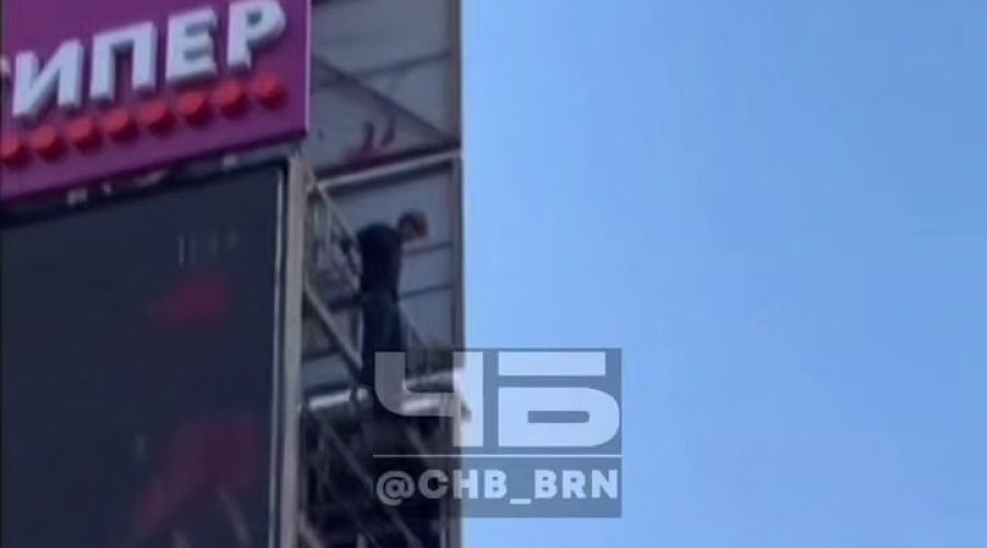 Подросток повис на баннерах у ТЦ «Пионер» в Барнауле
