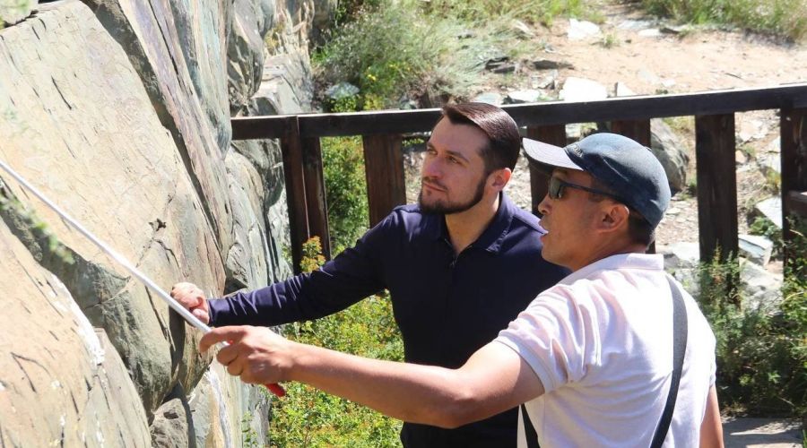 Александр Прокопьев в петроглифическом комплексе «Калбак-Таш» в Онгудае