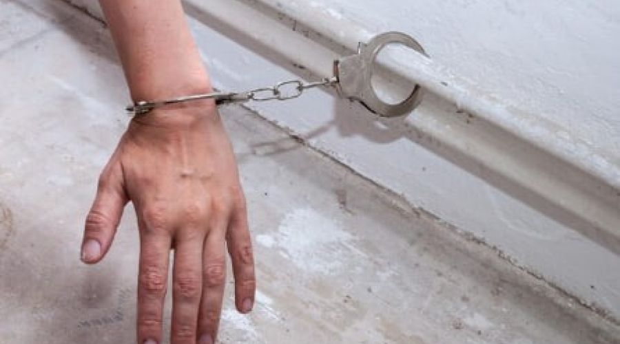 Наручники у батареии