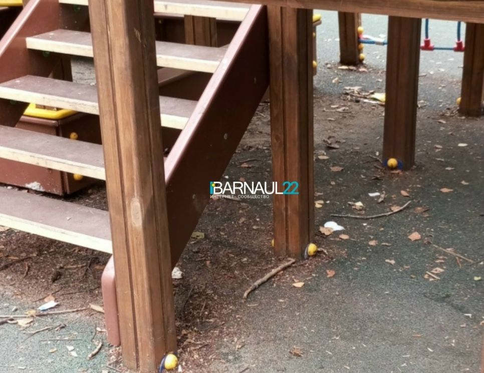 Замусоренная детская площадка