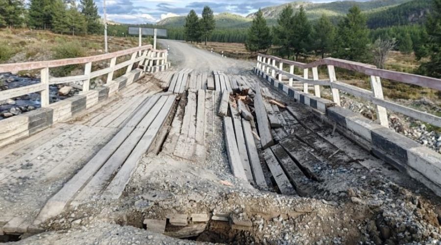 Частично обрушившийся мост через реку Шипты-Кол близ села Беляши в Республике Алтай