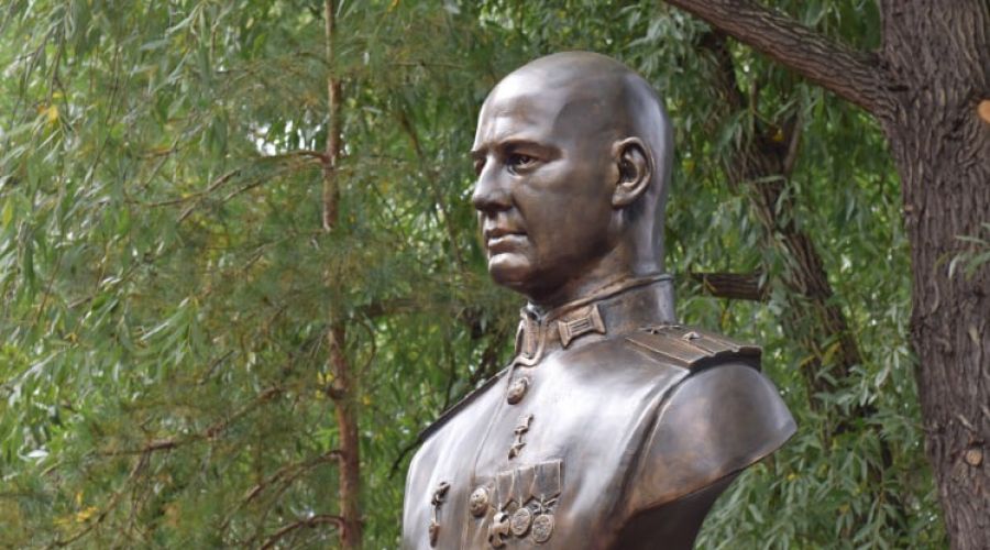 Бюст Герою России Игорю Иванову в Барнауле