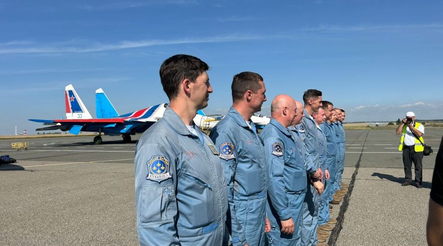 Авиационная группа высшего пилотажа «Русские Витязи» прибыла в Барнаул