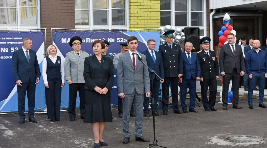 Глава Барнаульской гордумы Галина Буевич и замглавы администрации Барнаула Андрей Федоров на линейке в гимназии № 52