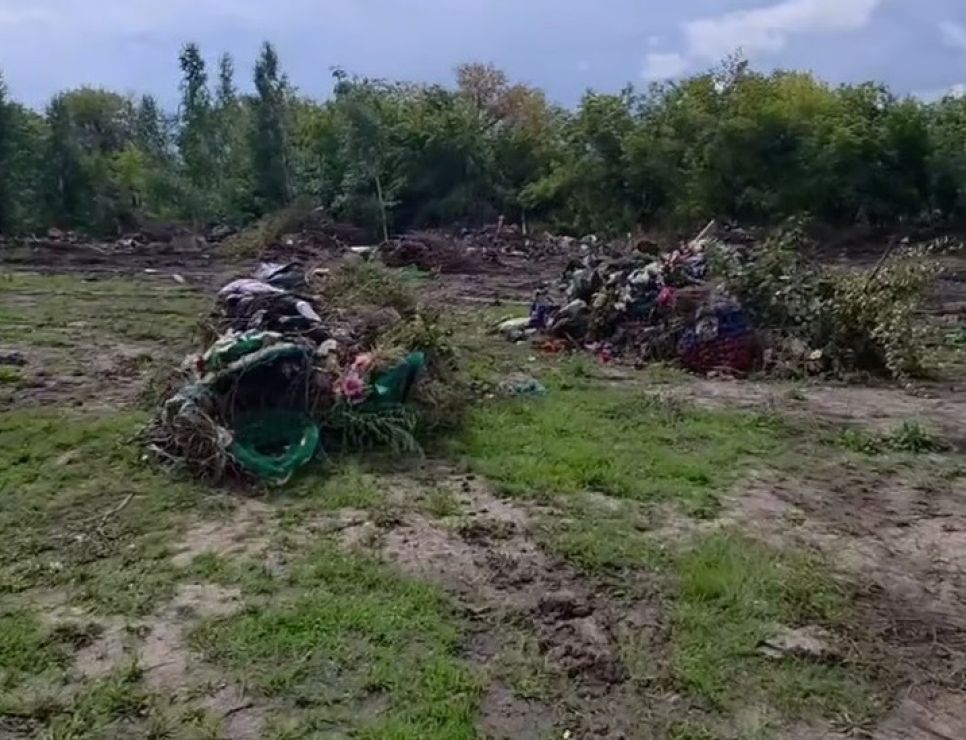 Мусор на каменском кладбище