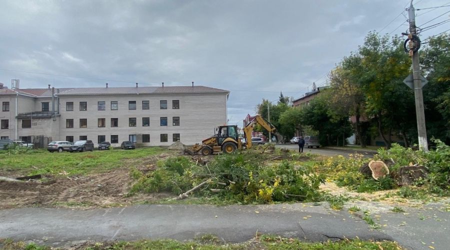 Расчистка территории сквера на пересечении улиц М. Горького и Пушина в Барнауле