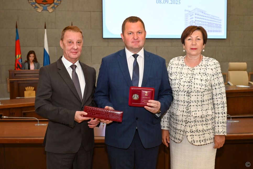 Глава Барнаула Вячеслав Франк и председатель БГД Галина Буевич награждают Максима Сабыну