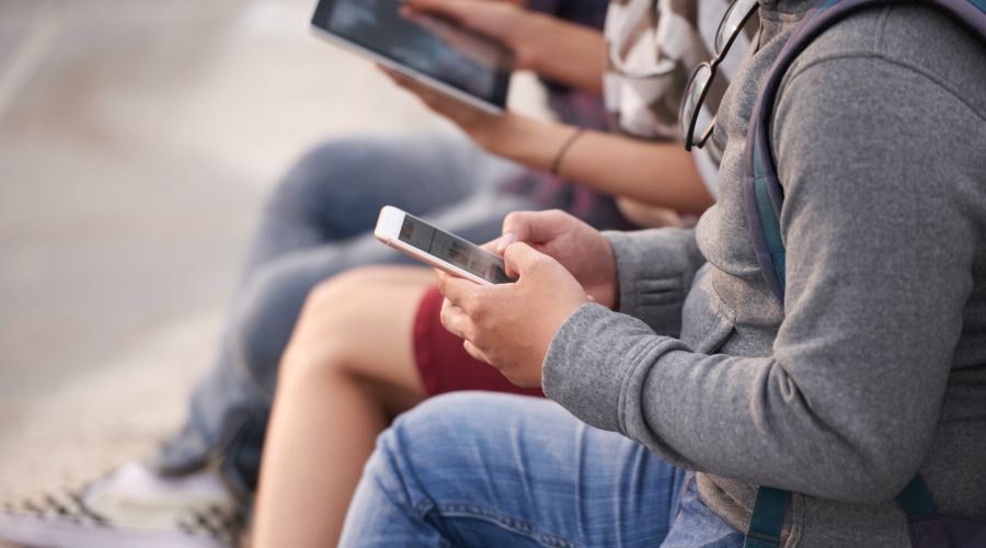 Школьники сидят в телефонах