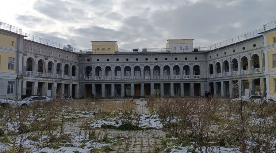 Задний двор Государственного художественного музея Алтайского края