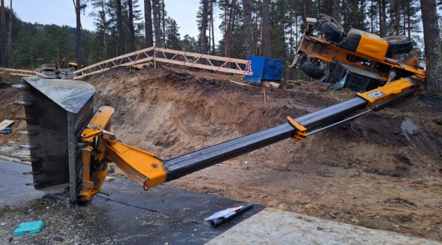 Опрокинутый погрузчик на Бирюзовой Катуни