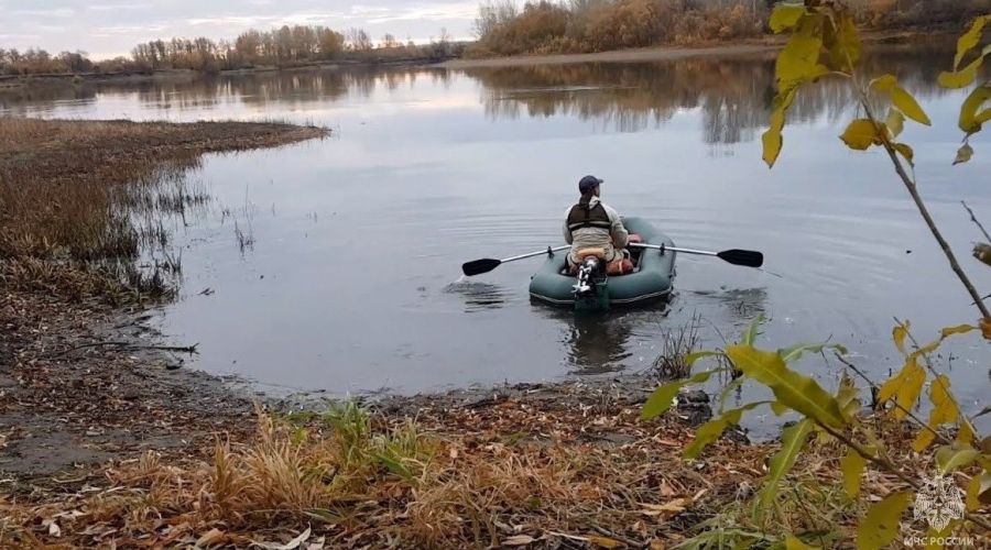 Рыбак на резиновой лодке