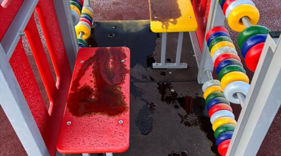 Игровая площадка в масле