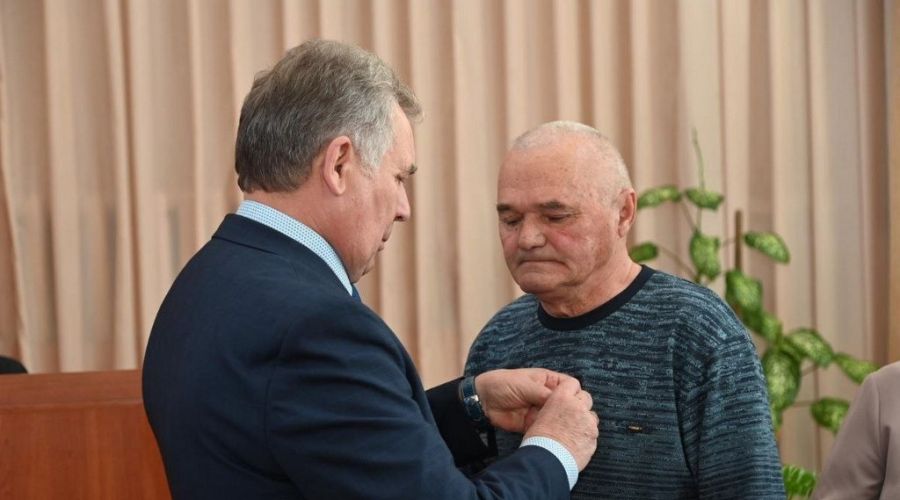 Александр Романенко вручил жителю Локтевского района медаль «Отец солдата»