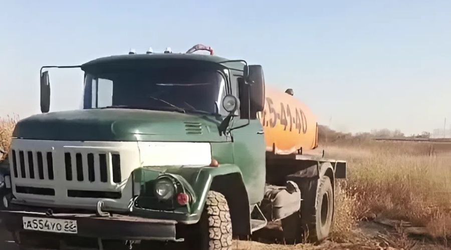 Ассенизаторская машина, которая сливает нечистоты в озеро Сикачи