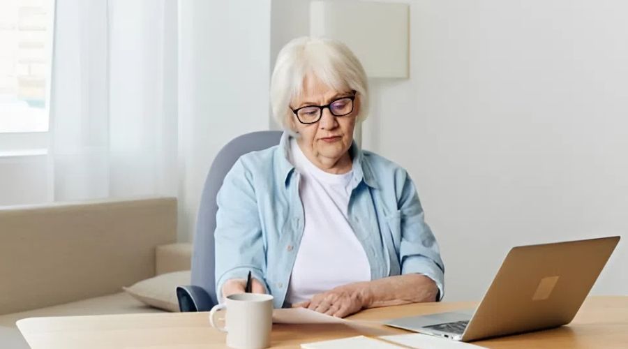 Бабушка работает на пенсии