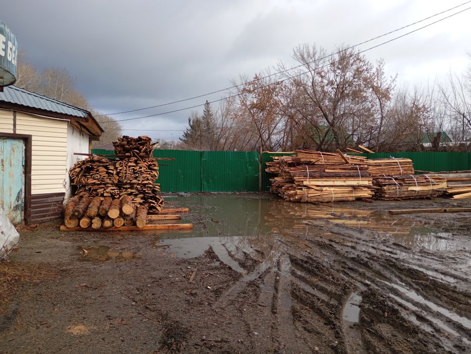 Бревна на будущие срубы на пилораме также лежат в воде