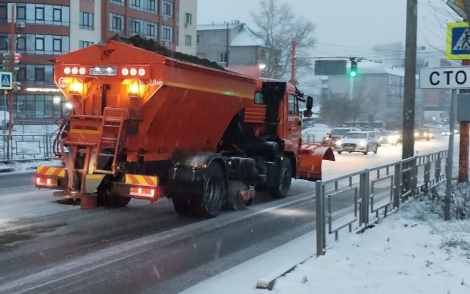 Первый серьезный снегопад парализовал дорожное движение в Барнауле - Новости Банкфакс, 05.11.2025