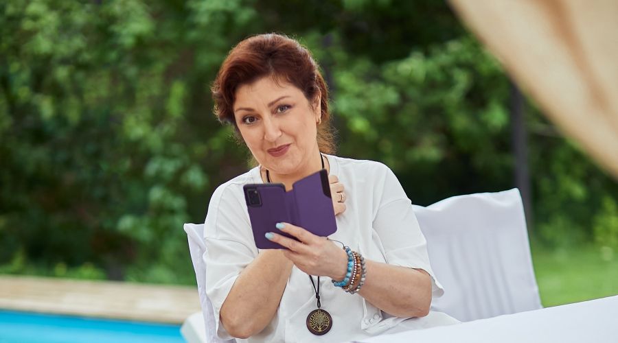 Женщина пользуется нейросетью через телефон