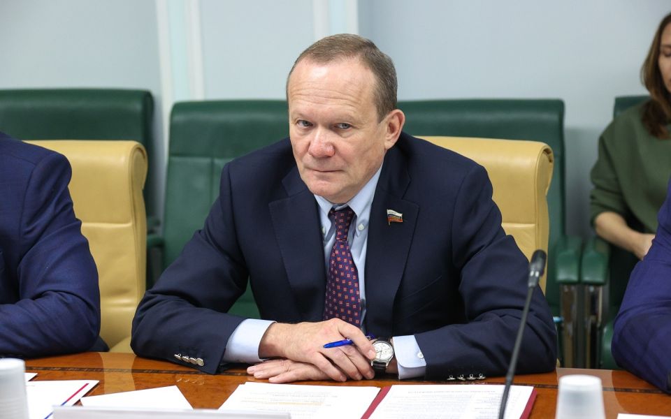 Алтайский сенатор инициировал обсуждение защиты прав потребителей услуг ЖКХ - Новости Банкфакс, 11.11.2025