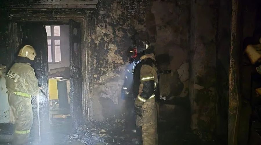 Пожарные ликвидировали возгорание в заброшенном здании на проспекте Ленина, 94