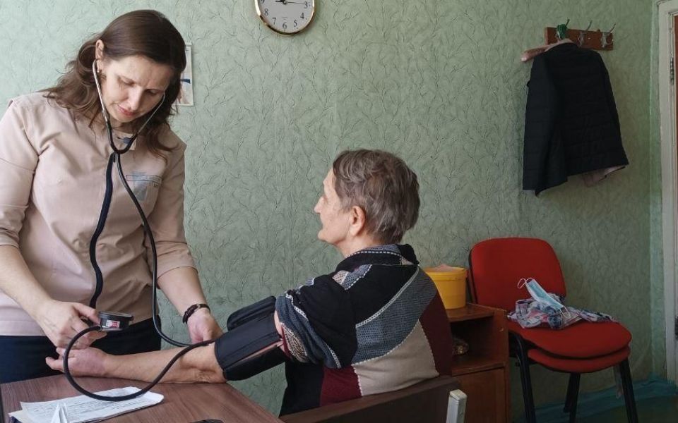 Алтайские врачи оказали помощь почти 2000 жителей Славяносербского округа - Новости Банкфакс, 19.11.2025