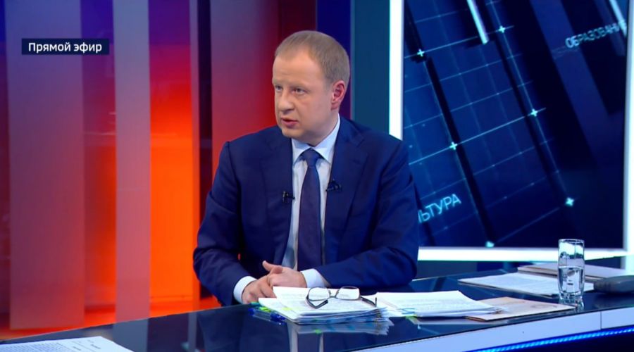 Губернатор Алтайского края Виктор Томенко во время прямой линии