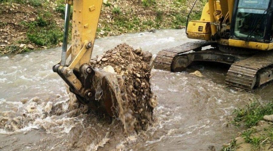 Работы в русле реки Майма