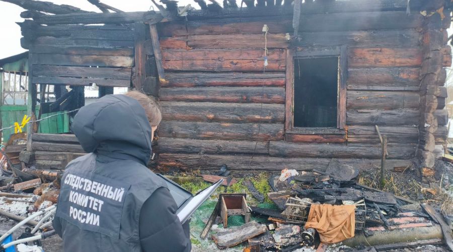 Следователь СК на пепелище в Смоленском районе