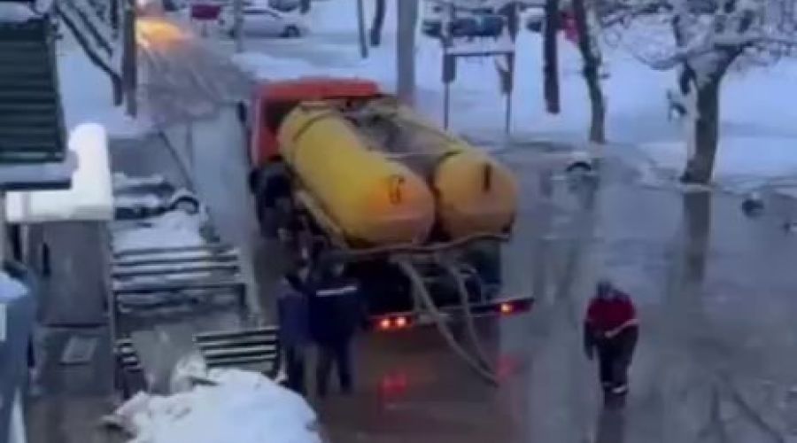 Откачка воды в Бийске после порыва на водопроводе