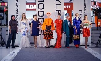 Девушки в платьях, разработанные осужденными ИК-6 УФСИН России по Алтайскому краю