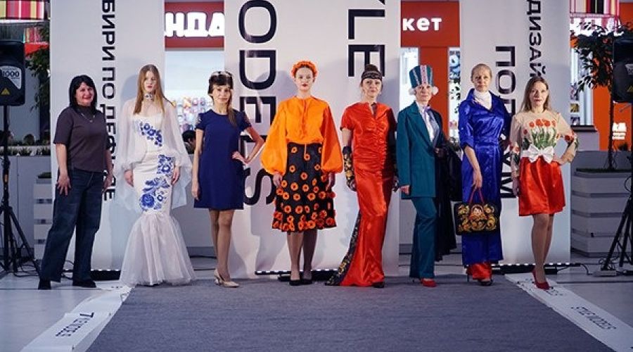 Девушки в платьях, разработанные осужденными ИК-6 УФСИН России по Алтайскому краю